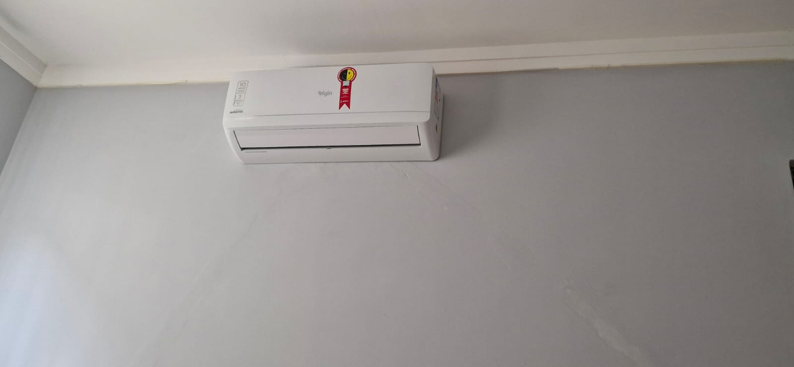 Split Elgin Inverter com acabamento limpo