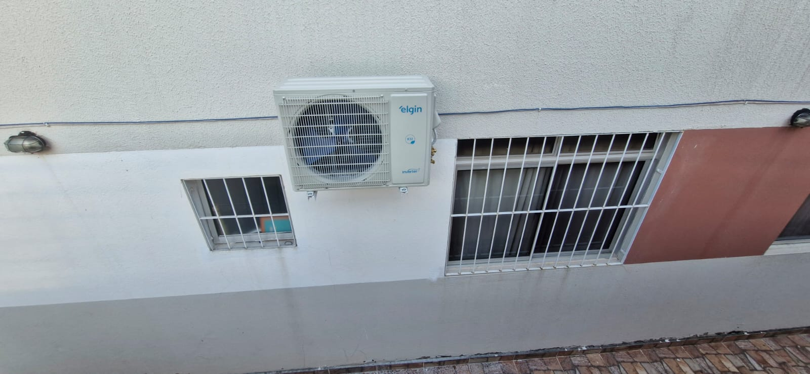 Condensadora Elgin Inverter fixada na fachada