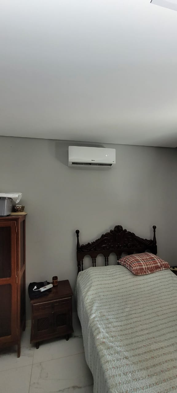 Split instalado em quarto com acabamento limpo