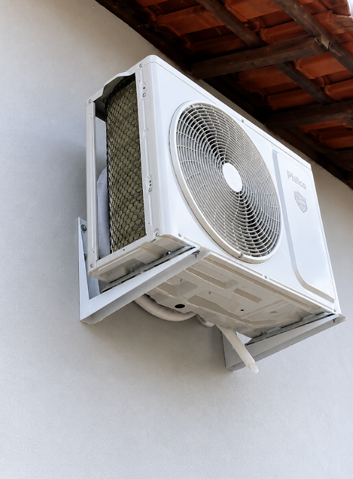 Condensadora Philco fixada sob telhado colonial