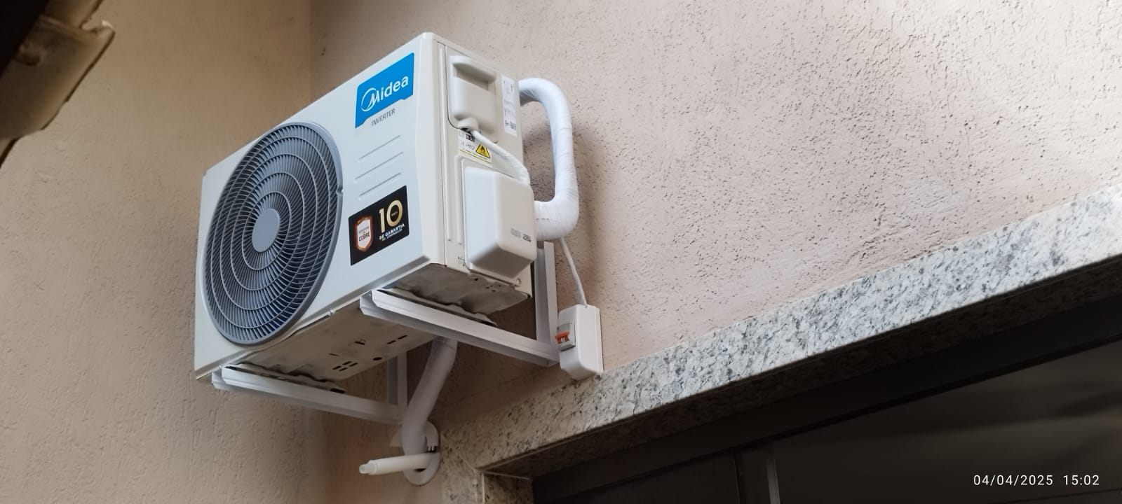 Condensadora Midea Inverter com suporte em fachada